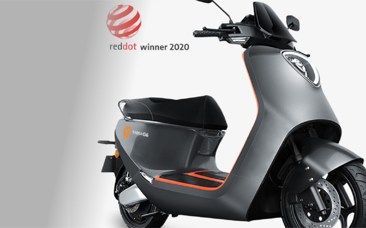 Motor listrik Yada G6 berwarna grey doff dengan list orange di bagian kakinya