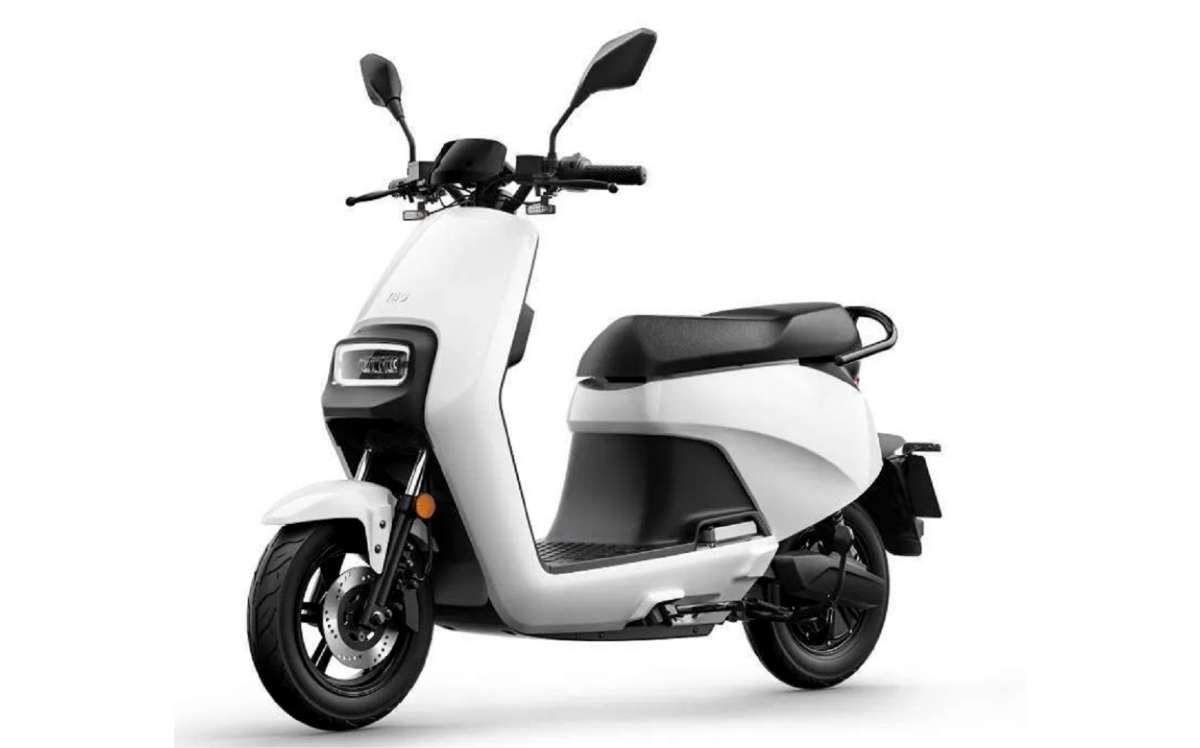 Motor listrik New Gova berwarna putih sangat lucu dan cocok digunakan untuk mengantar anak ke sekolah