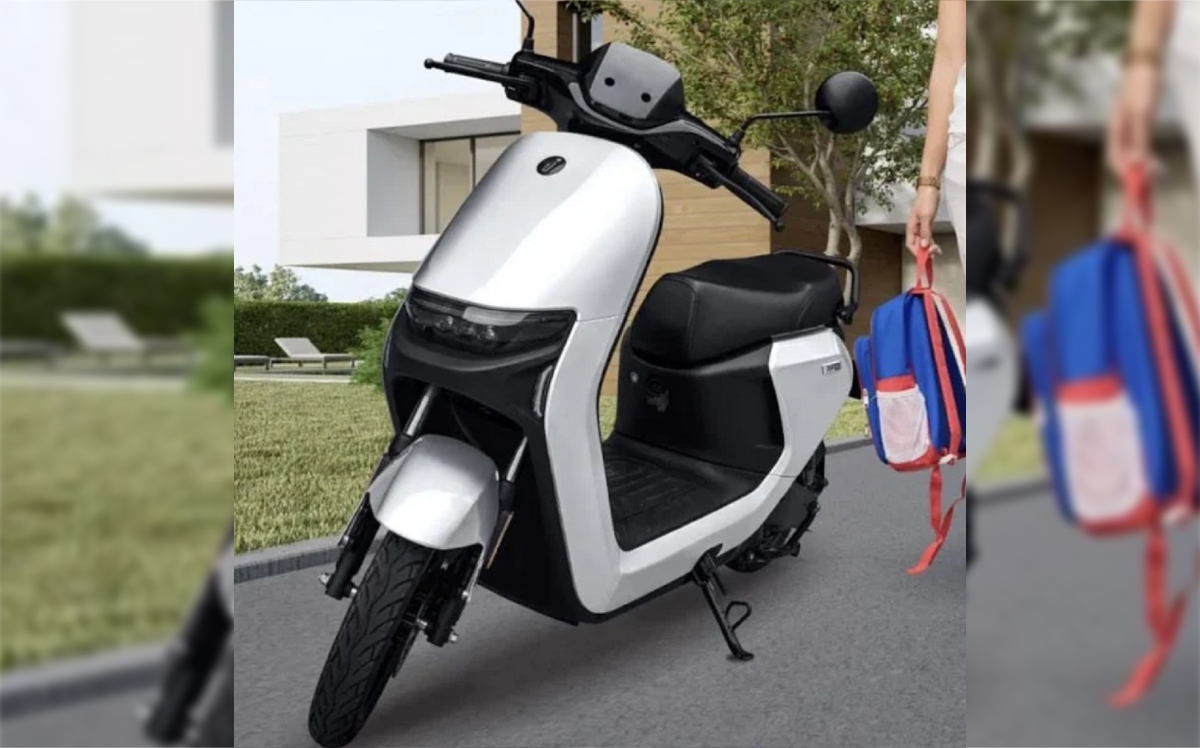 Motor segway N90C berwarna putih terparkir di halaman rumah mewah