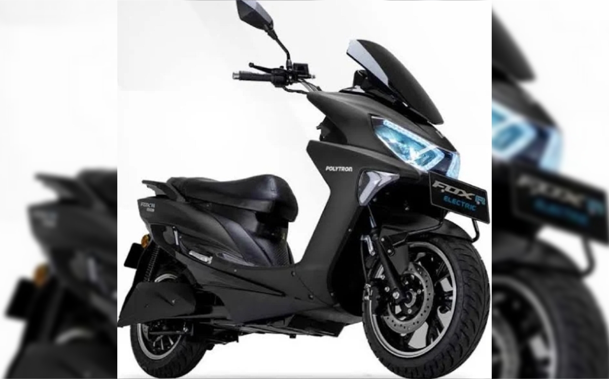 Potret Motor Politron Fox R warna hitam terlihat gagah
