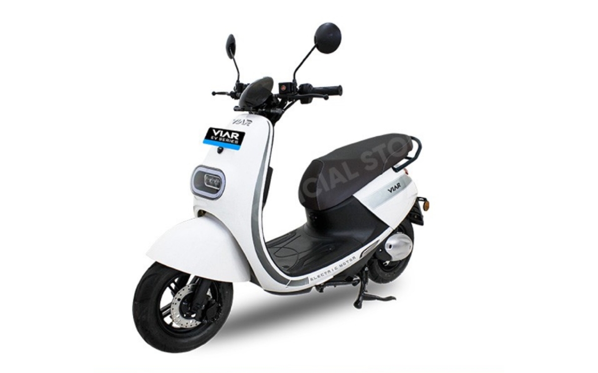 Motor Listrik Viar Q1 berwarna putih dengan desain modern dan minimalis.