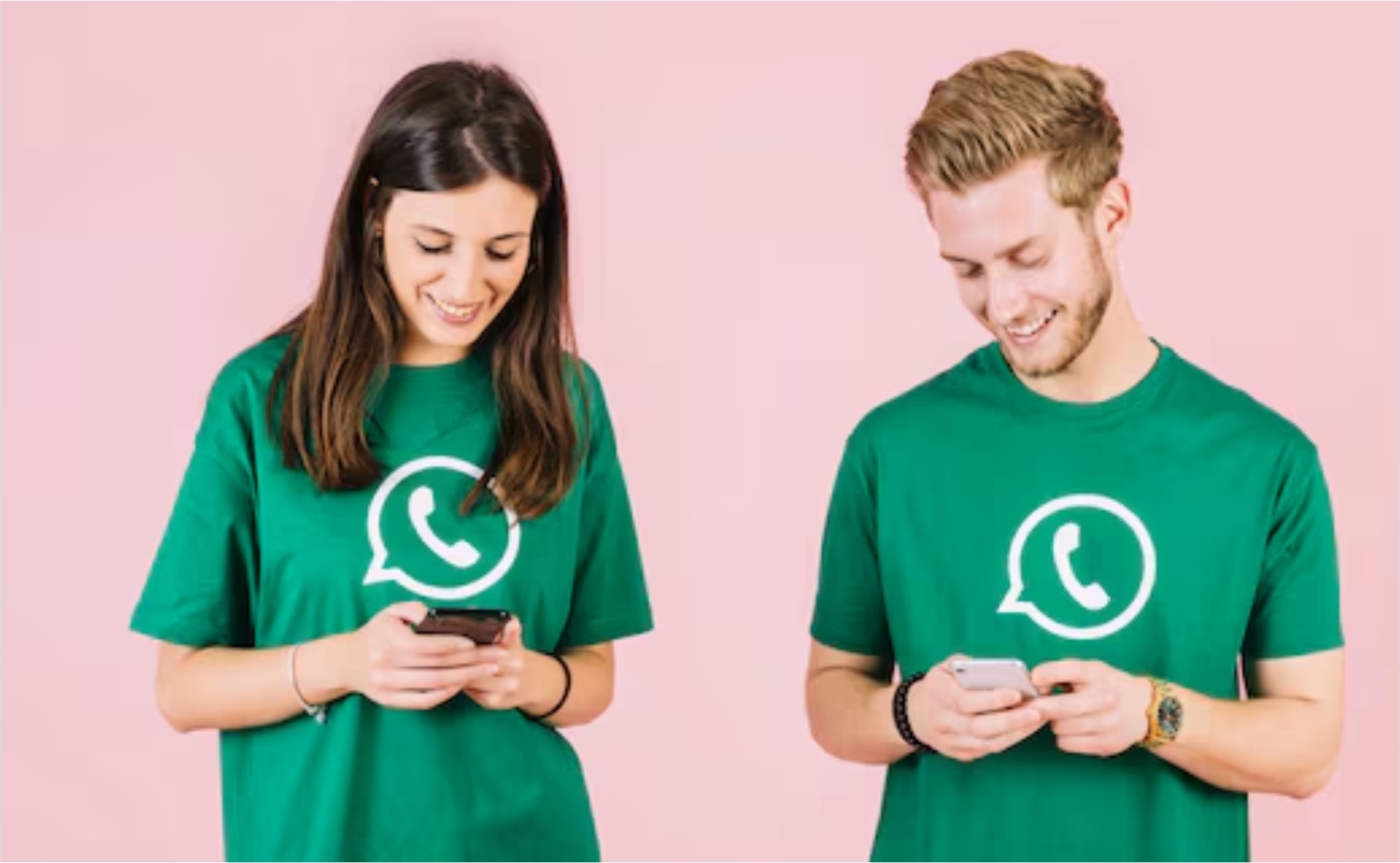 Ilustrasi dua orang sedang memegang whatsapp