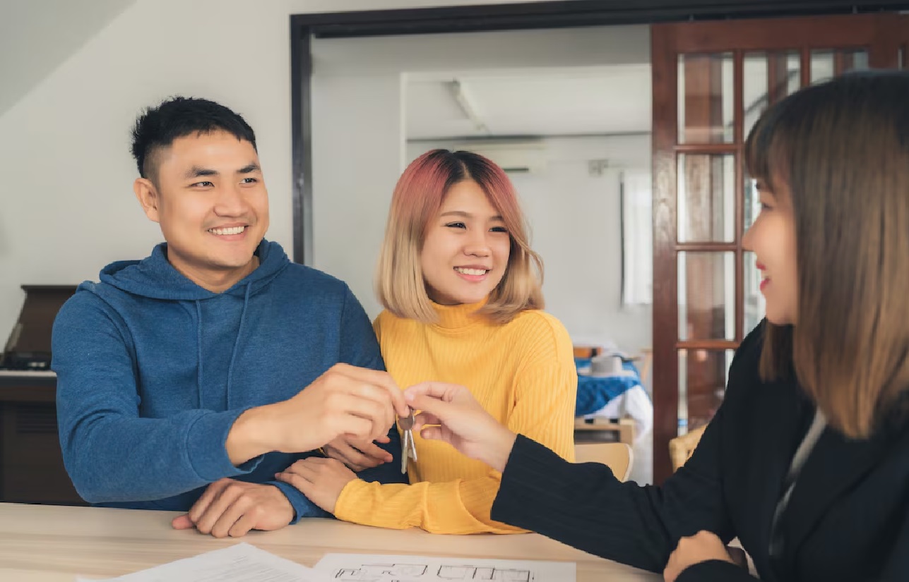 Ilustrasi keluarga kecil yang deal membeli rumah Freepik tirachard