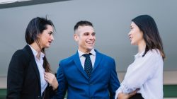 Ilustrasi membangun partner bisnis yang tepat Freepik