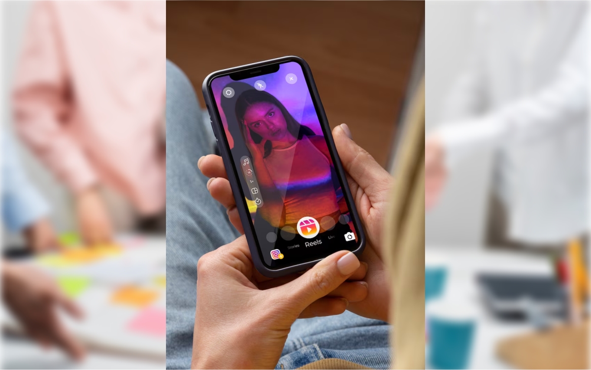 Ilustrasi-sesorang-yang-hendak-menggunakan-Facebook-Reels-Freepik