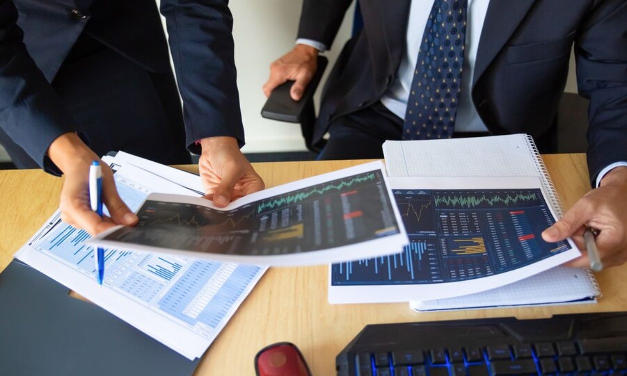 Memilih bisnis atau investasi untuk lebih kaya simak beberapa hal di bawah ini Freepik pch vector
