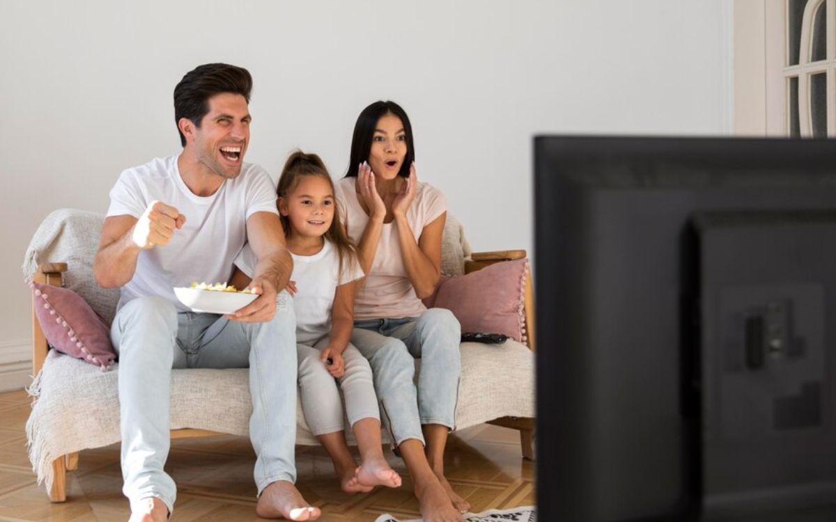 Keluarga sedang menonton TV Freepik