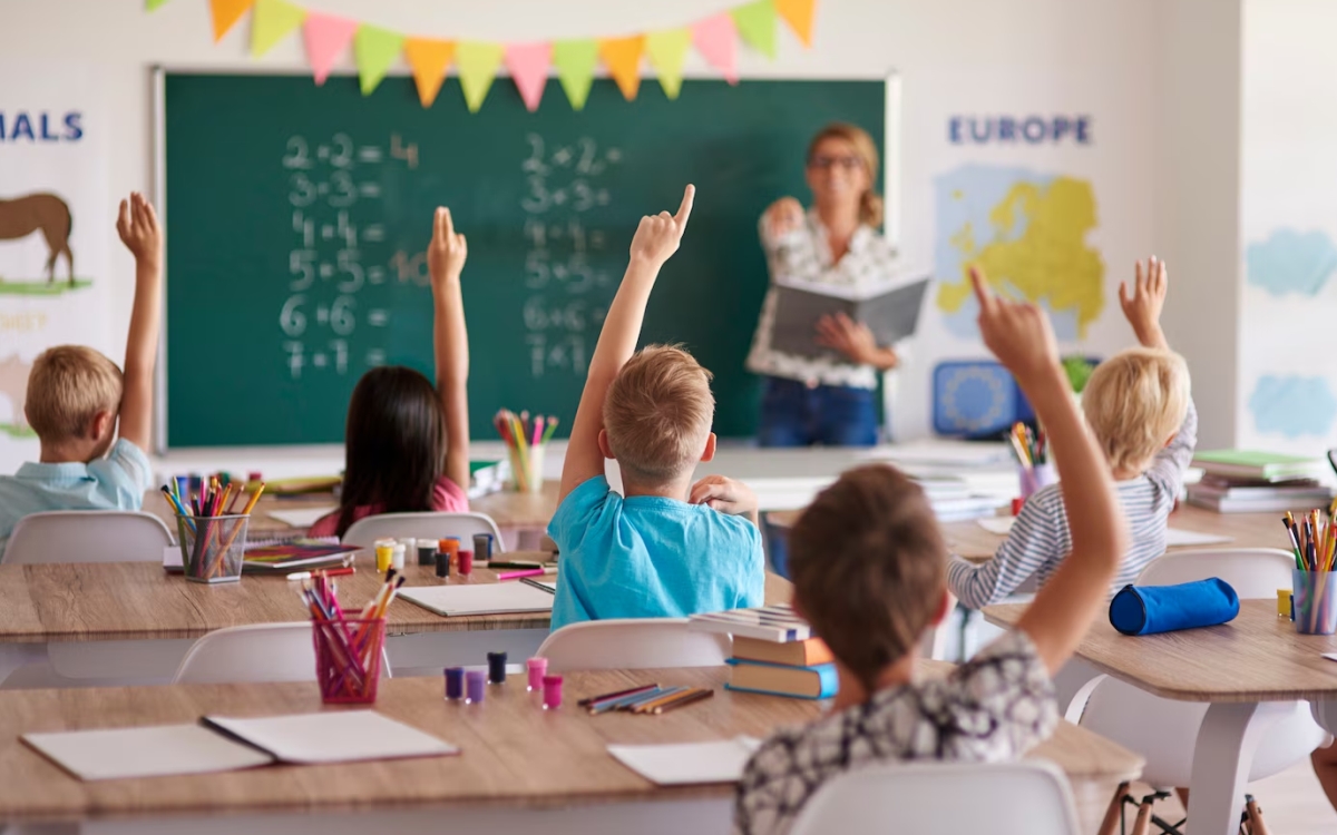 Ilustrasi kegiatan belajar mengajar di sekolah Freepik gpointstudio