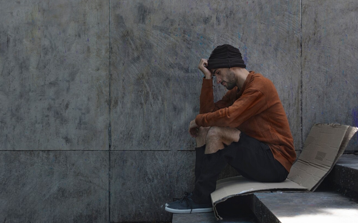 Ilustrasi seorang yang usaha gulung tikar Freepik