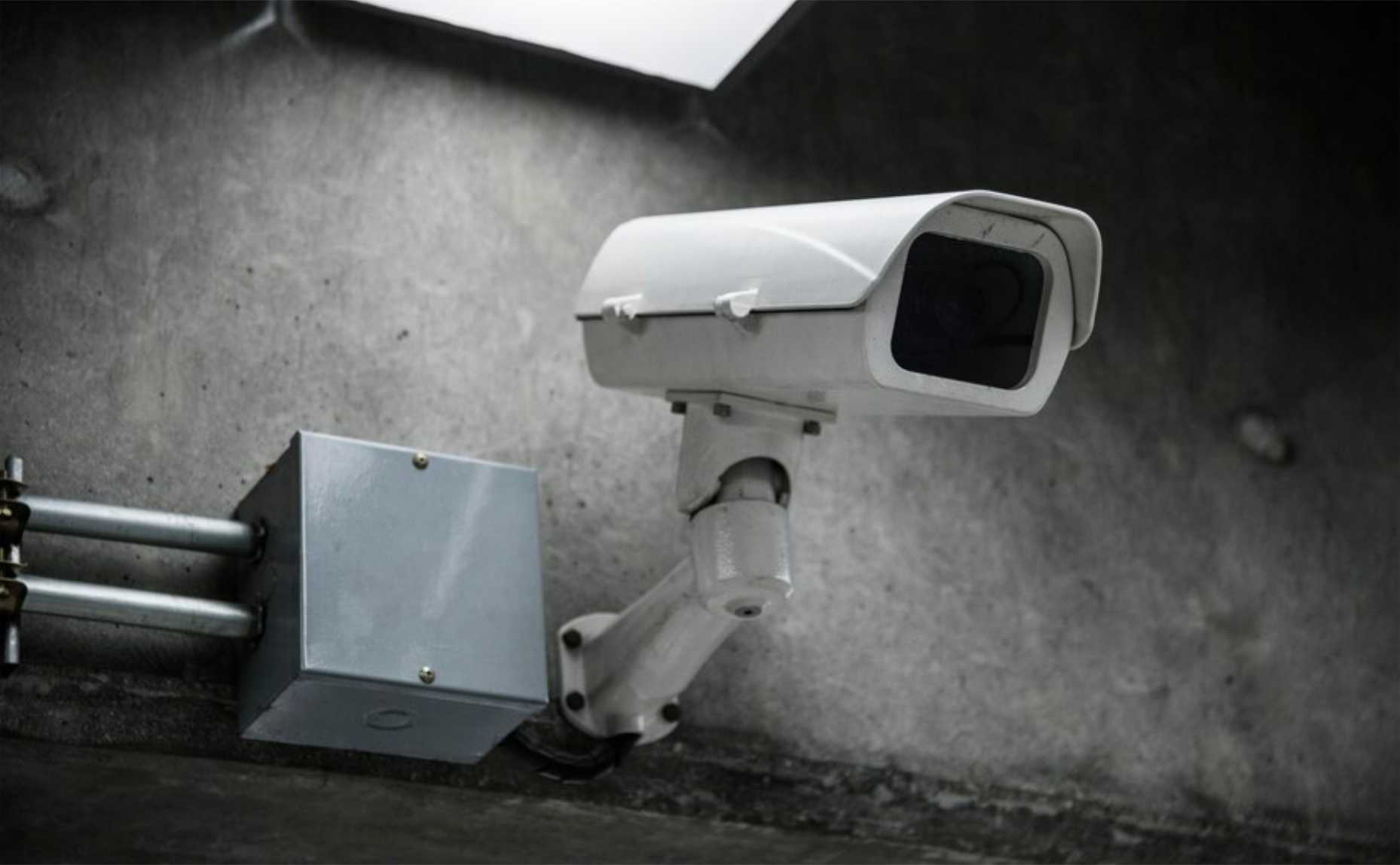 Ilustrasi mengawasi karyawan dengan CCTV Freepik