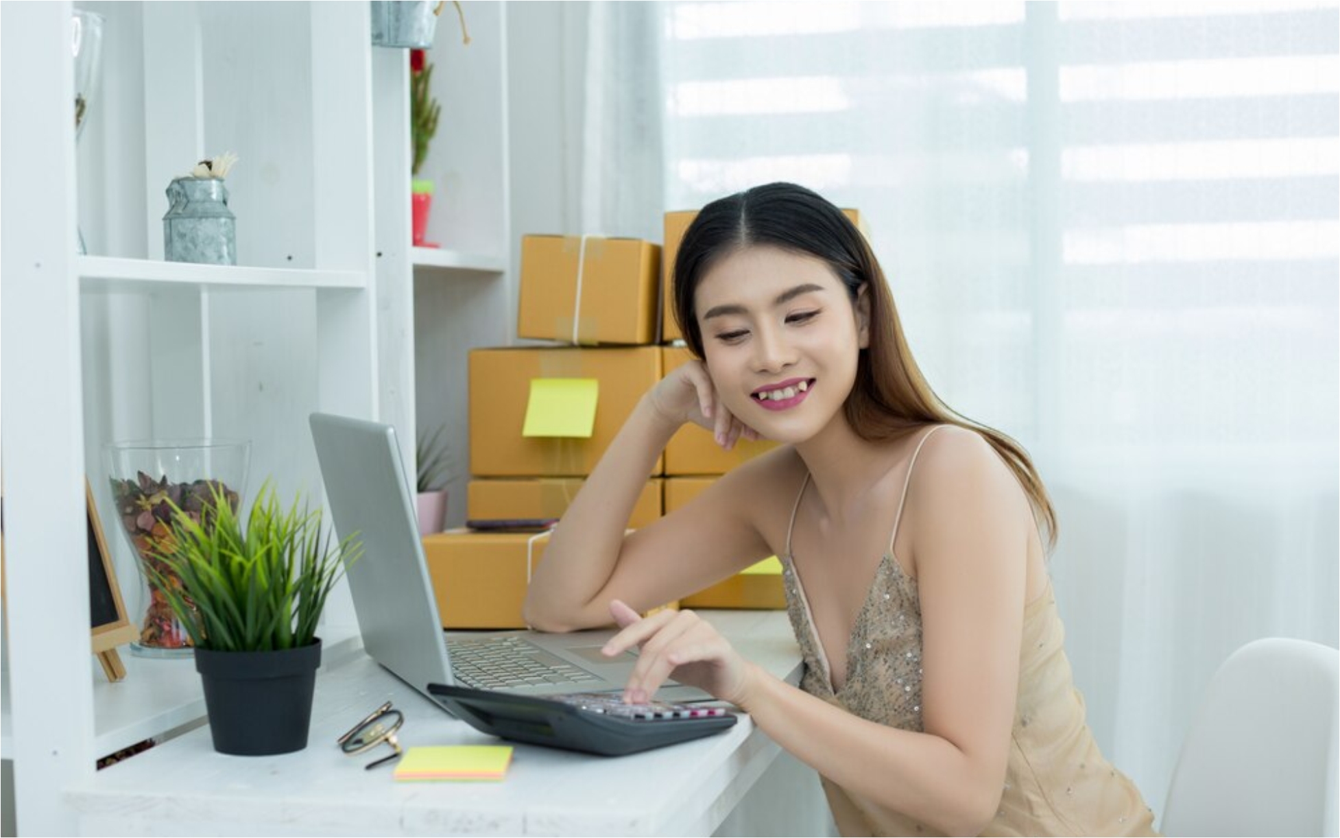 Ilustrasi jualan online di Shopee Laris Manis Freepik Jcomp