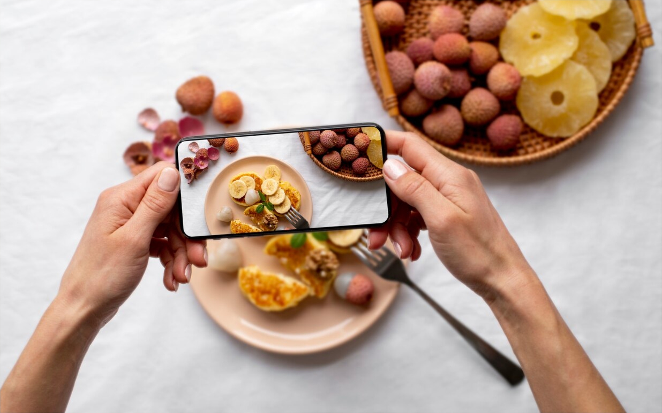 Ilustrasi memfoto makanan untuk dijual di Gofood Freepik