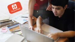 Ilustrasi seseorang yang memberikan tutorial daftar di Shopee Food Freepik mindandi