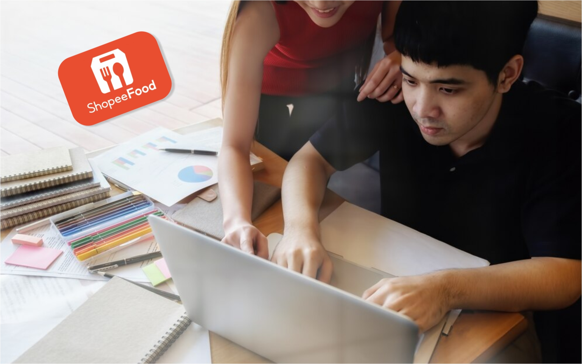 Ilustrasi seseorang yang memberikan tutorial daftar di Shopee Food Freepik mindandi