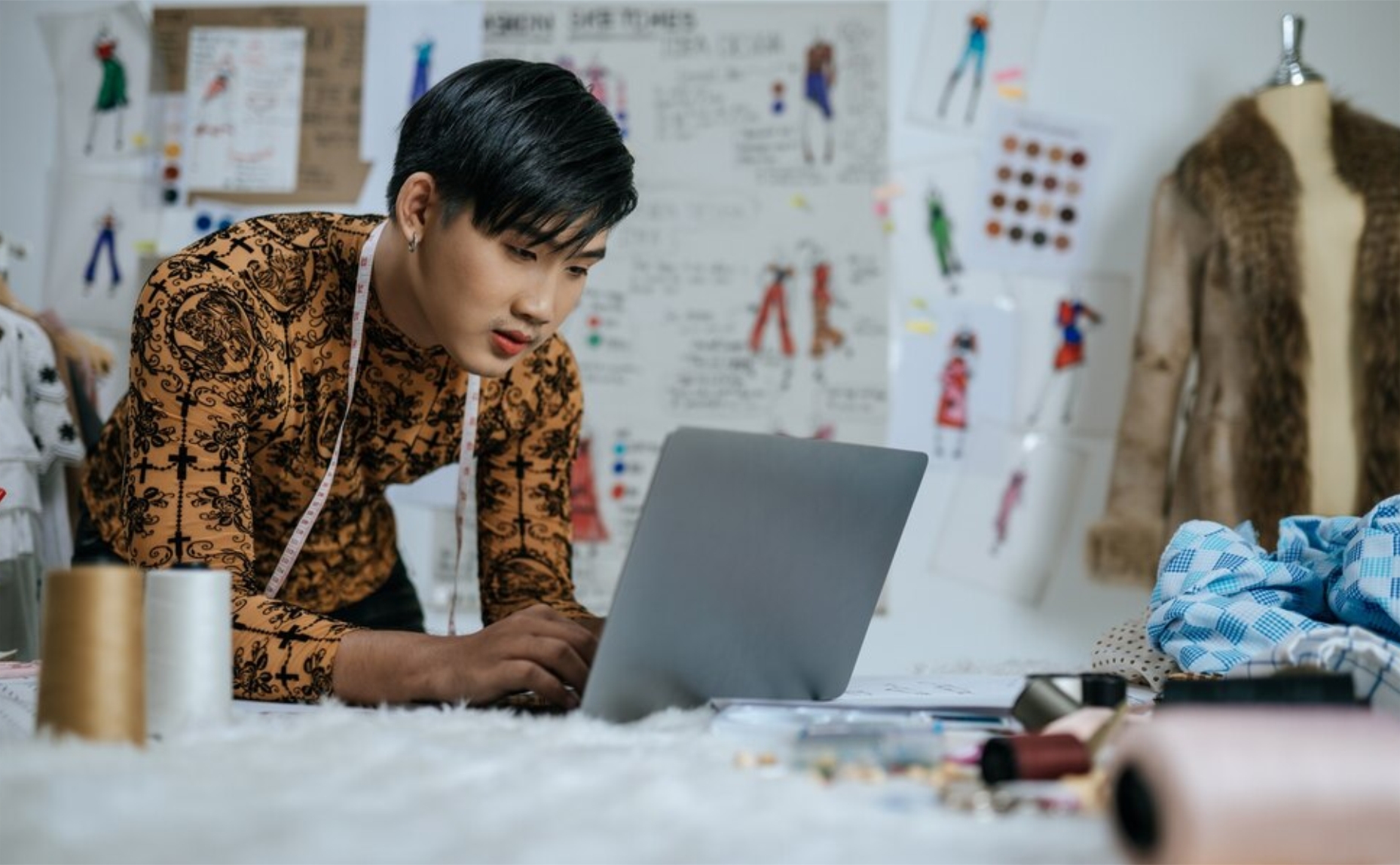 Ilustrasi seseorang yang sedang mencari produk Shopee yang masih laku Freepik Jcomp