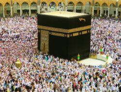 Umroh Mandiri vs Travel, Bongkar Kelebihan dan Kekurangannya!