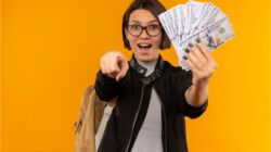 Ilustrasi aplikasi penghasil uang Freepik Stocking