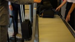 Ilustrasi cara agar koper tidak masuk bagasi bandara Freepik wavebreakmedia_micro