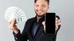 Ilustrasi cara mendapatkan jutaan rupiah hanya melalui HP Freepik Drobotdean