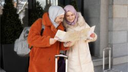 Ilustrasi dua orang perempuan muslim sedang mempersiapkan diri untuk ibadah Umrah Freepik