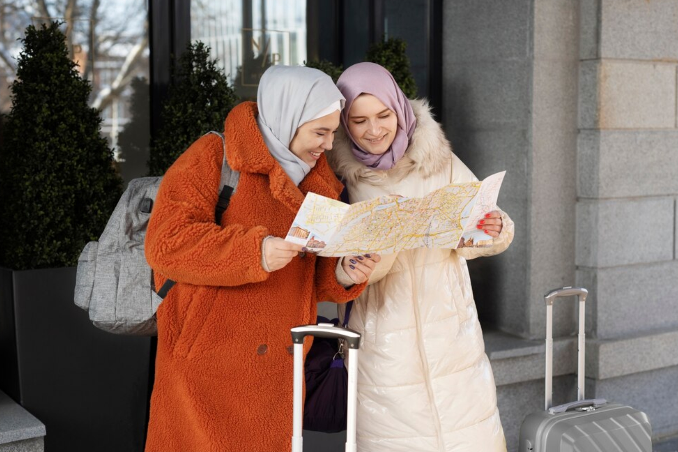 Ilustrasi dua orang perempuan muslim sedang mempersiapkan diri untuk ibadah Umrah Freepik