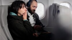 Ilustrasi jet lag saat di pesawat Freepik DC Studio