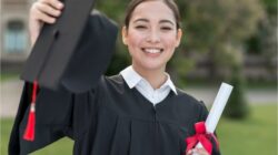 Ilustrasi seorang fresh graduate dalam berbisnis Freepik