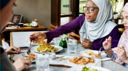Ilustrasi seorang muslimah sedang memilih makanan halal saat traveling Freepik rawpixel com