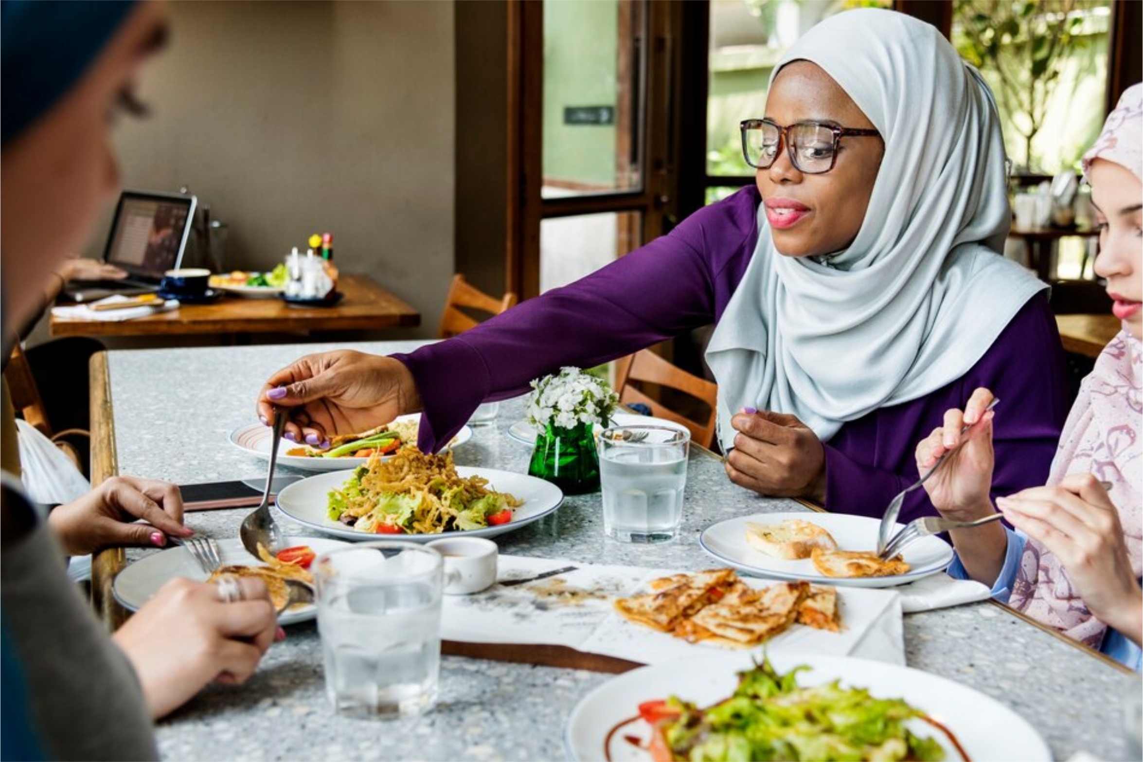 Ilustrasi seorang muslimah sedang memilih makanan halal saat traveling Freepik rawpixel com