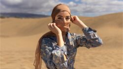 Ilustrasi seorang perempuan yang berlibur di Timur Tengah Freepik