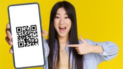 Ilustrasi seorang perempuan yang sedang menunjukan cara membuat qr code di hp android secara gratis Freepik LipikStockMedia