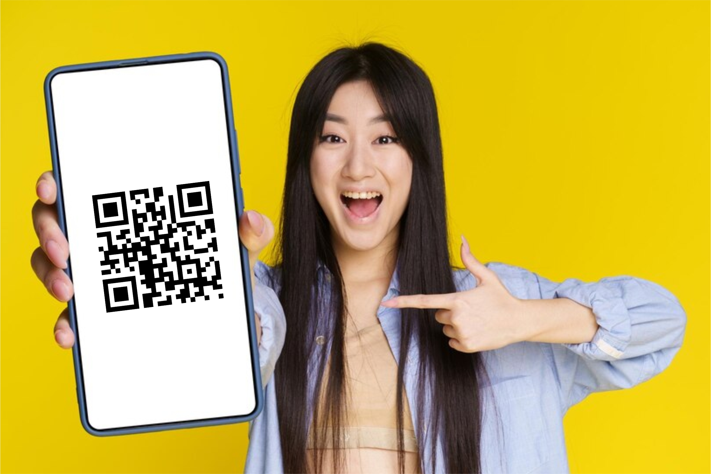 Ilustrasi seorang perempuan yang sedang menunjukan cara membuat qr code di hp android secara gratis Freepik LipikStockMedia