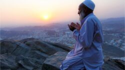 Ilustrasi seseorang yang berdoa di jabal nur Pixabay Konevi