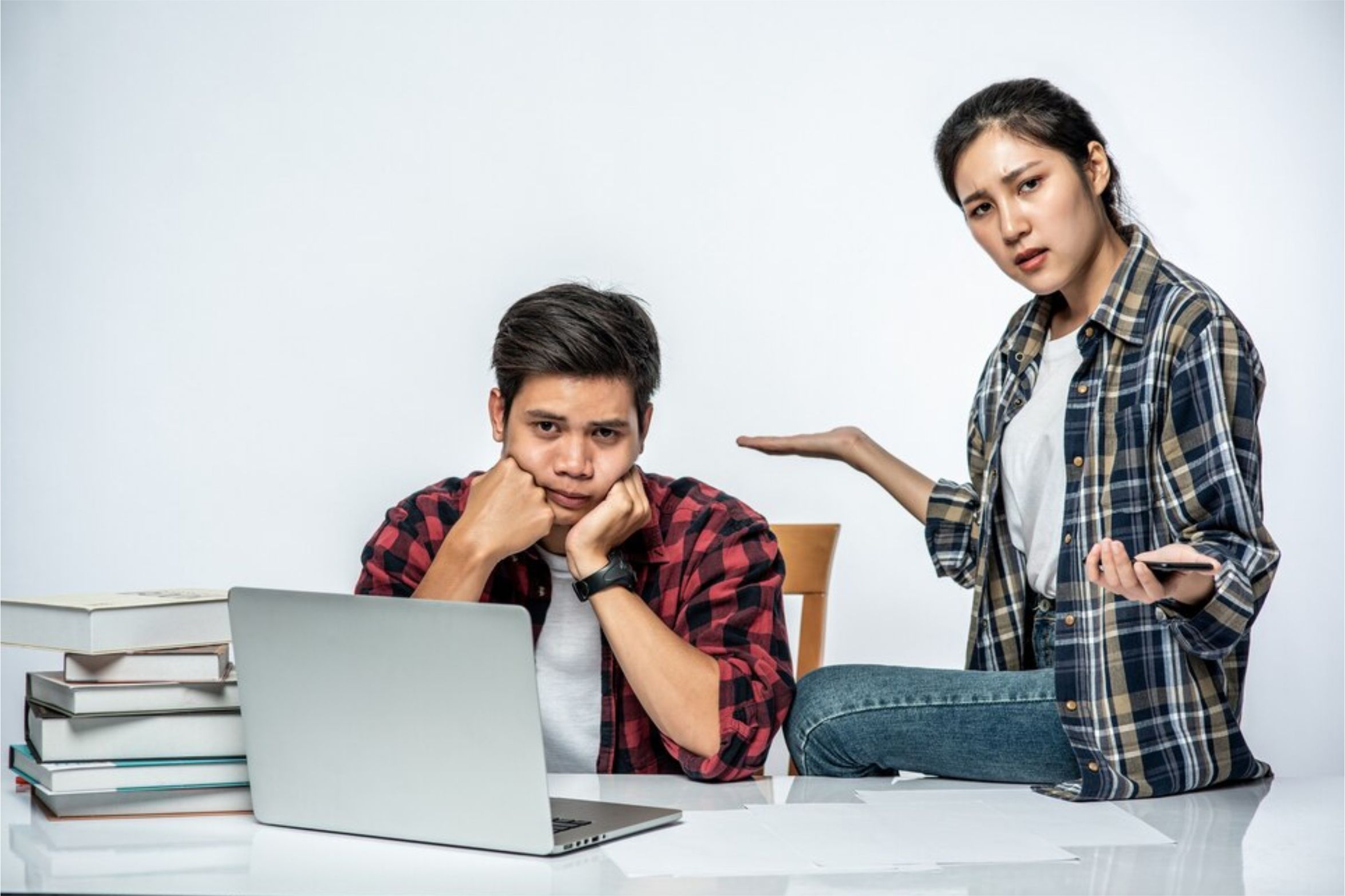 Ilustrasi seseorang yang melakukan kesalahan dalam menjalankan bisnis Shopee Affiliate Freepik Jcomp