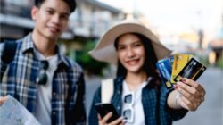 Ilustrasi sesorang yang berlibur ke luar negeri menggunakan ATM Freepik Jcomp