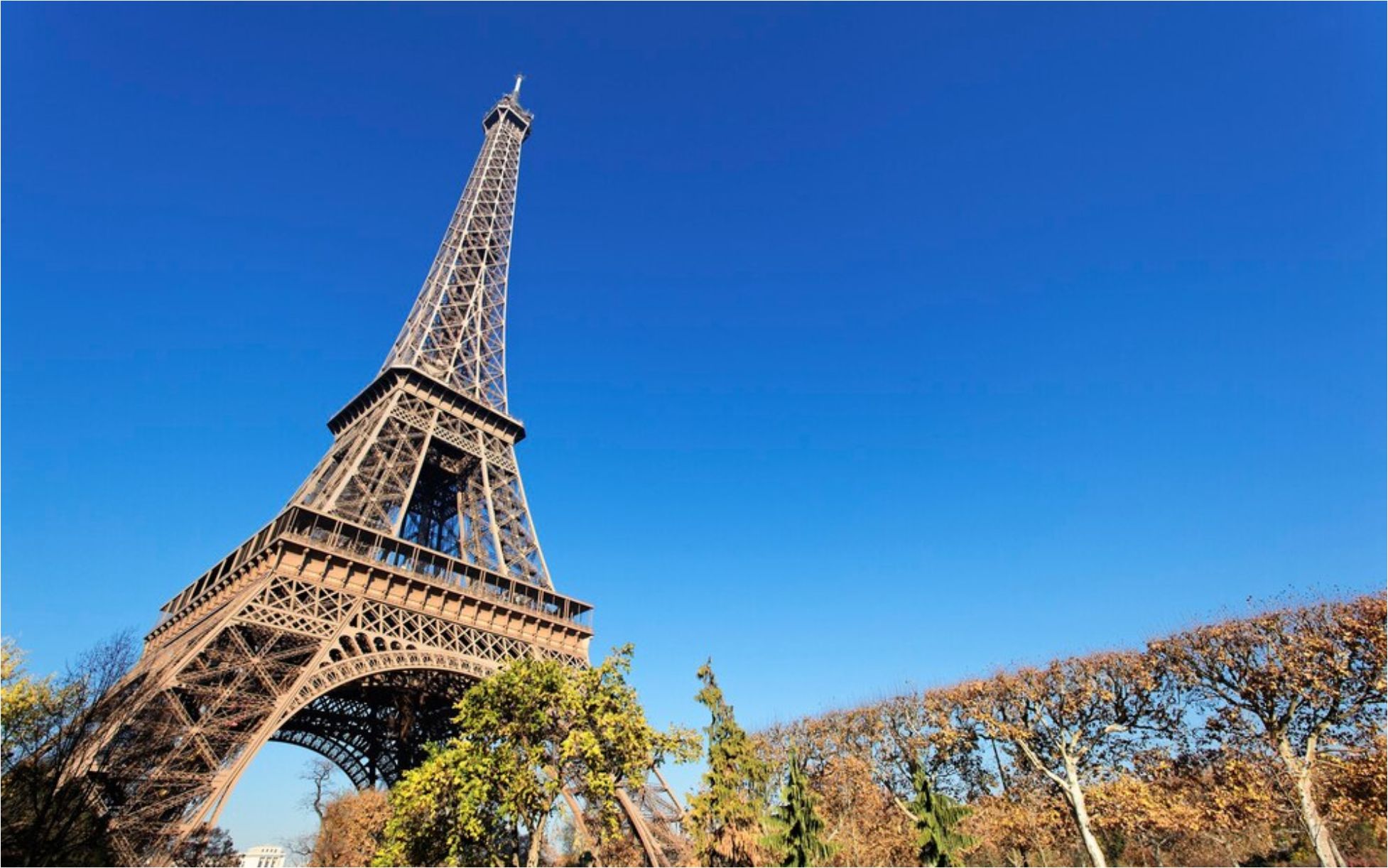 Menara eifel di Francis Freepik vwalakte