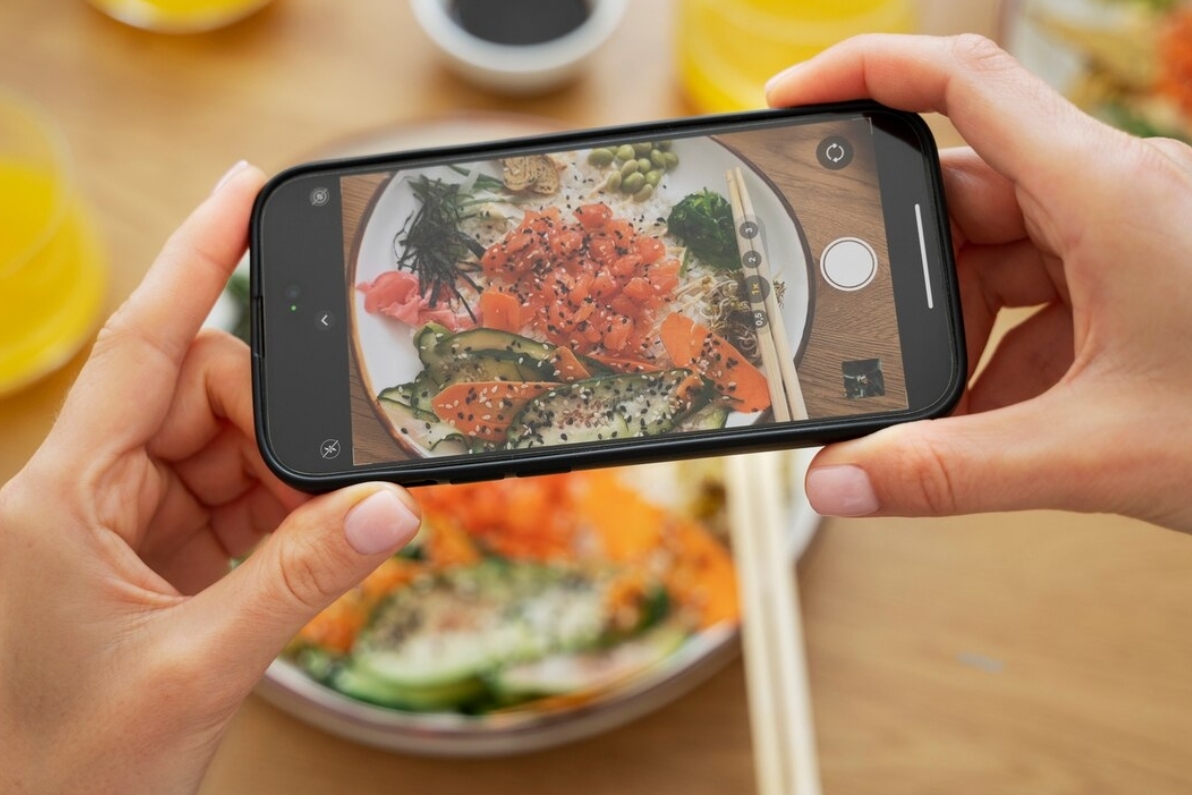 Ilustrasi seseorang yang memfoto makanan untuk dijual di GoFood, ShopeFood dan GrabFood Freepik