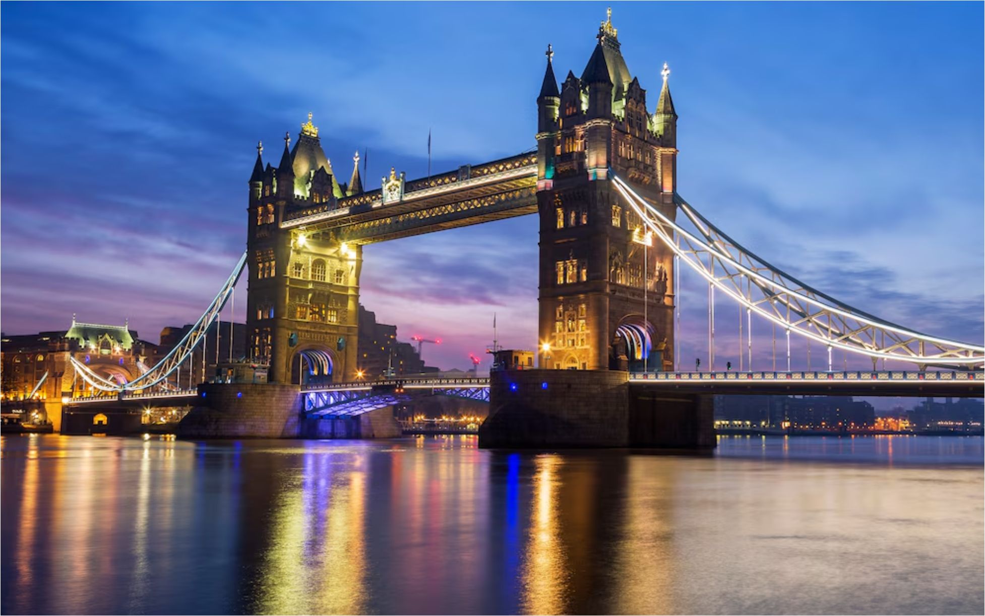 Tower Bridge di Sungai Thames di Inggris Freepik vwalakte